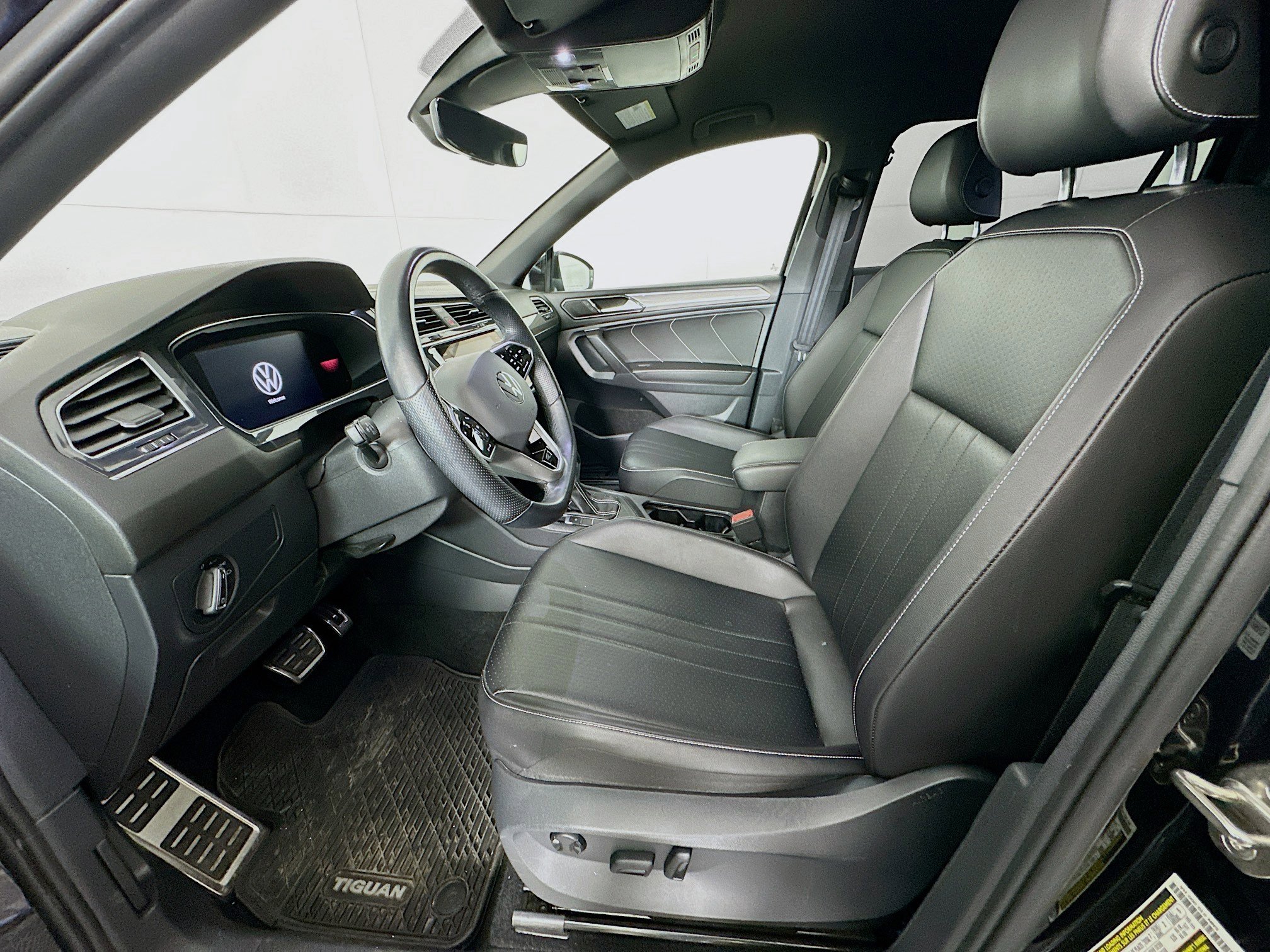 Used 2022 Volkswagen Tiguan SE R-Line image 13