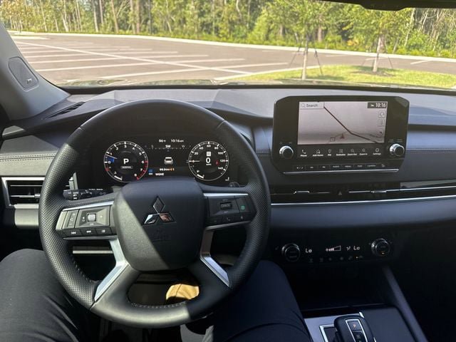 Used 2024 Mitsubishi Outlander SE FWD image 3