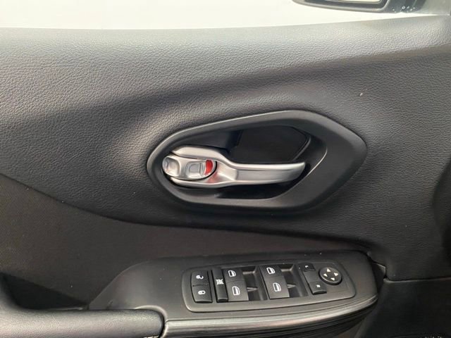 Used 2015 Jeep Cherokee Sport image 16