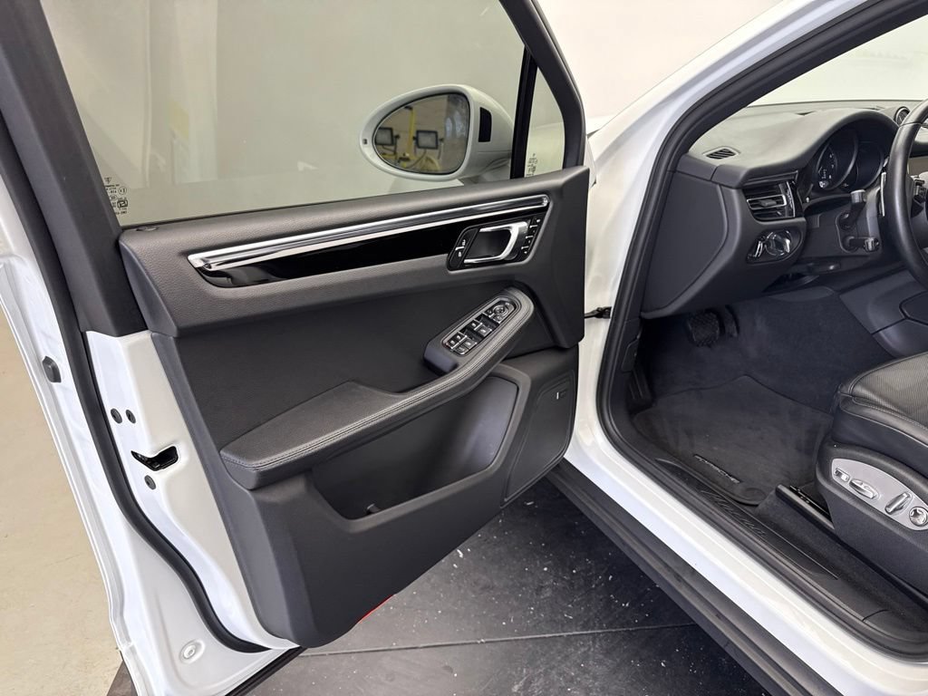 Certified 2024 Porsche Macan AWD/4WD image 4