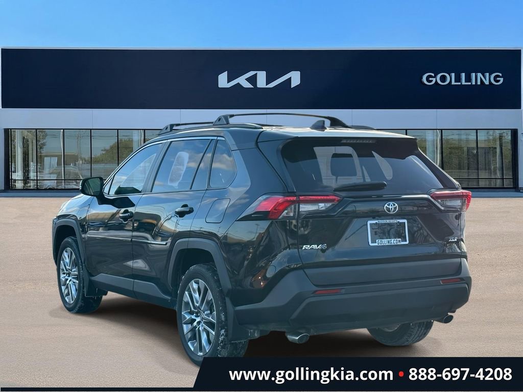Used 2022 Toyota RAV4 XLE Premium image 4