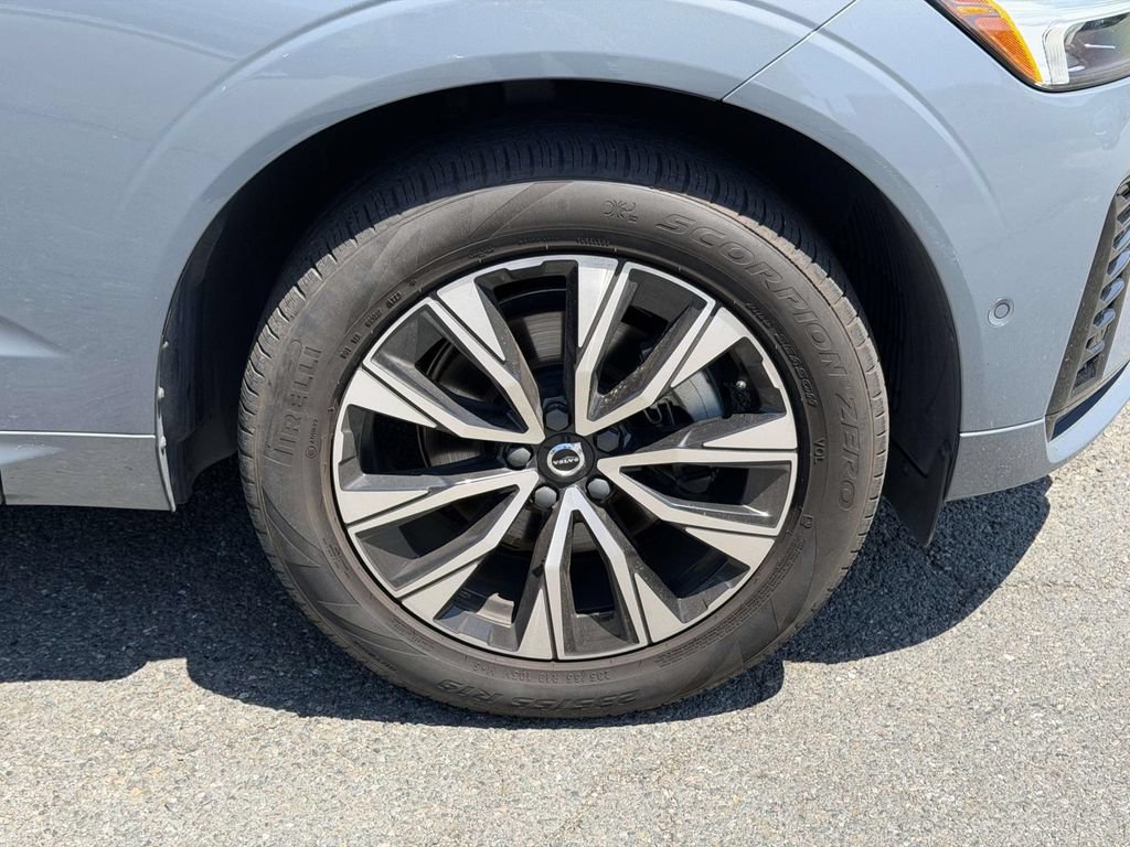 Used 2024 Volvo XC60 B5 Plus AWD/4WD image 25