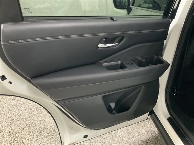 Used 2023 Nissan Pathfinder Platinum image 19