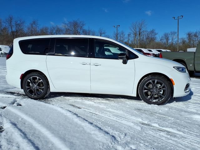 New 2026 Chrysler Pacifica Select image 8