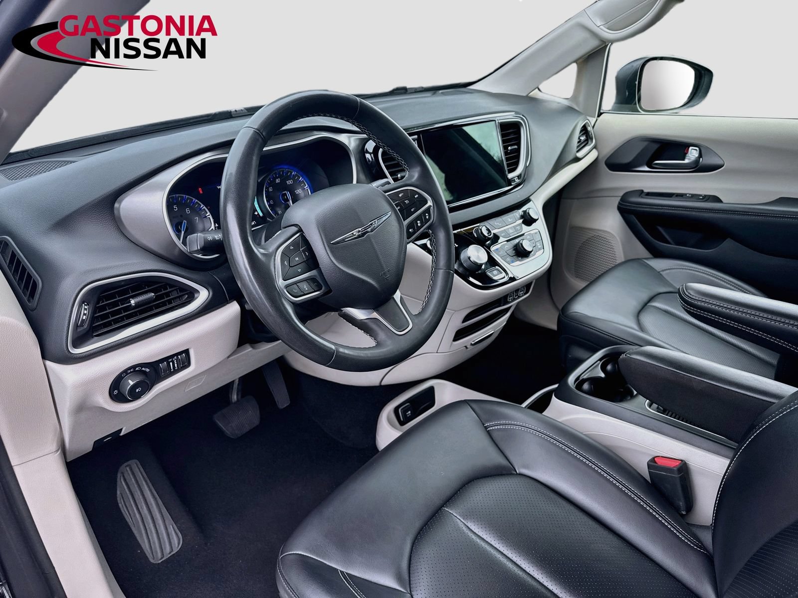 Used 2023 Chrysler Pacifica Touring-L FWD image 10