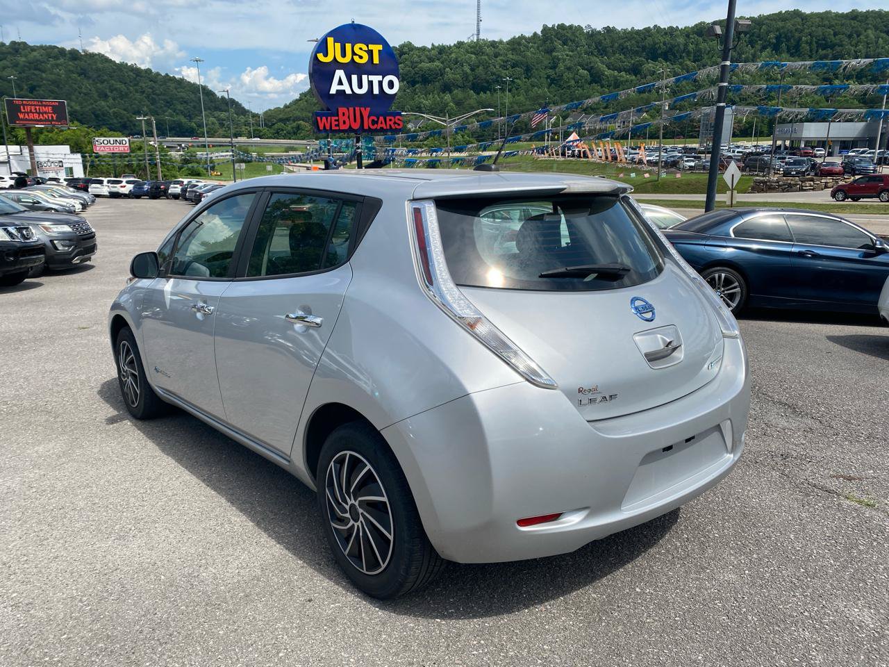 Used 2015 Nissan Leaf S w/ Charge Package FWD image 4