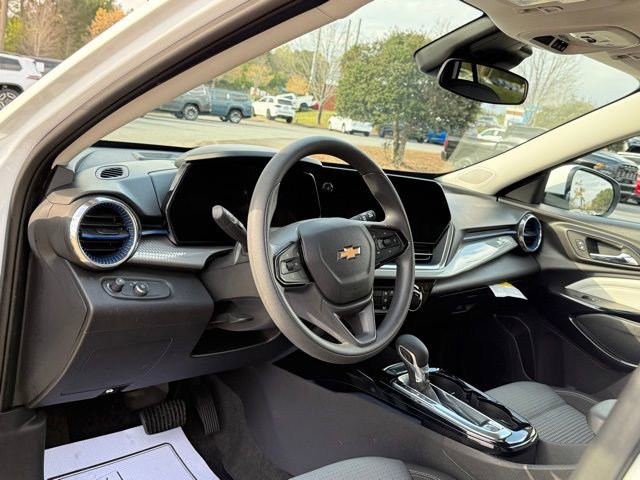 Used 2025 Chevrolet Trax LT FWD image 16