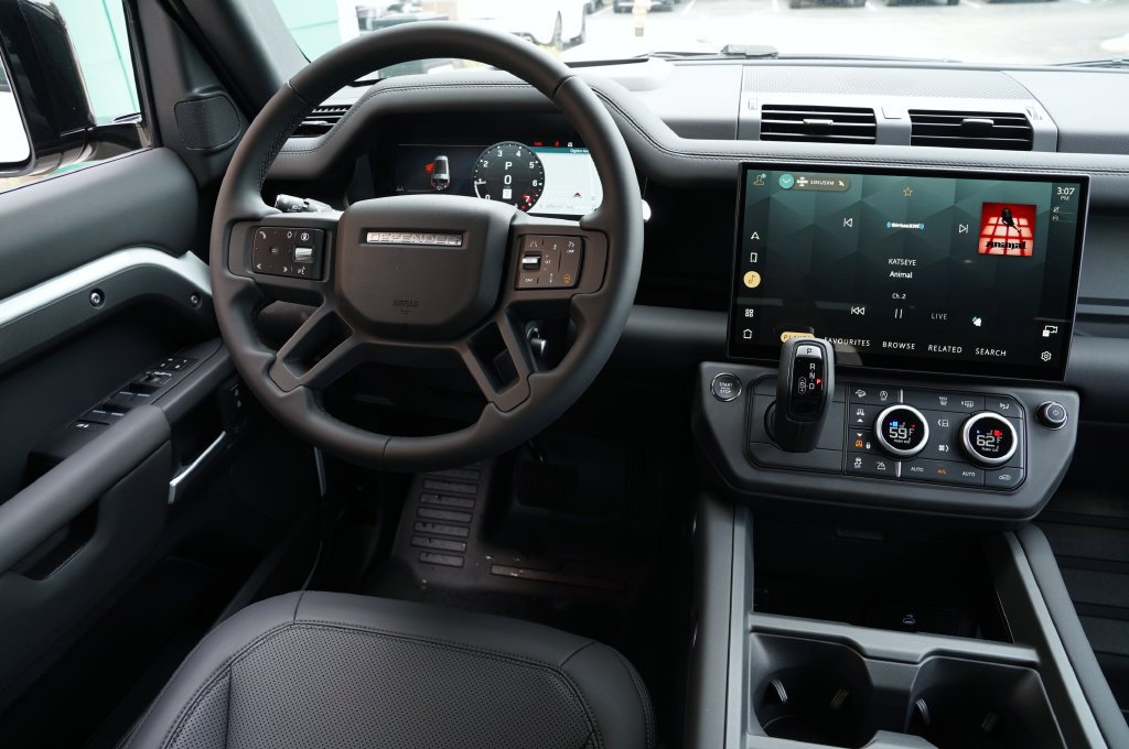 New 2026 Land Rover Defender 130 X-Dynamic SE AWD/4WD image 15