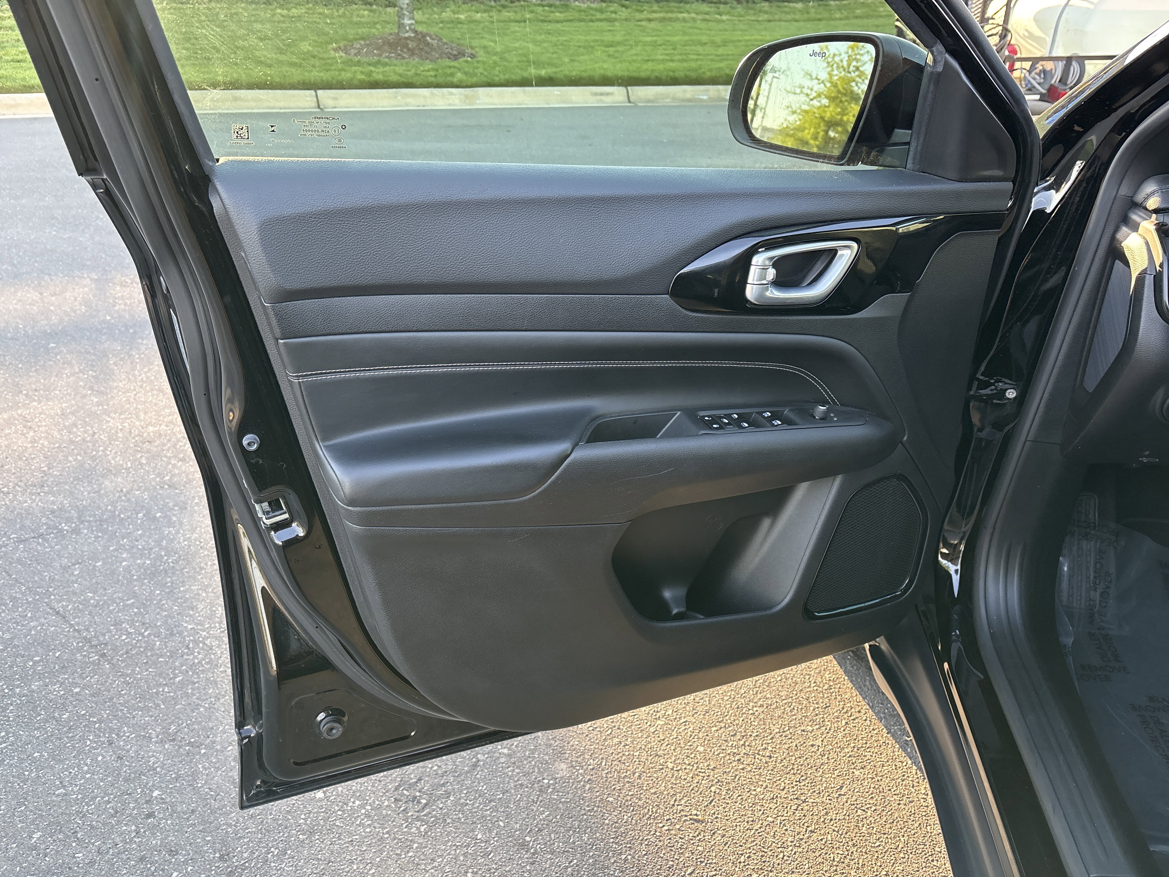 Used 2023 Jeep Compass Altitude AWD/4WD image 14