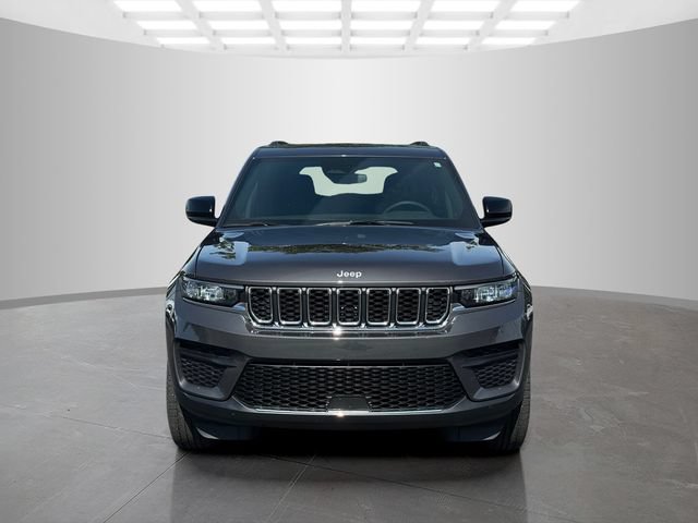 Certified 2024 Jeep Grand Cherokee Laredo w/ Luxury Tech Group I AWD/4WD image 2