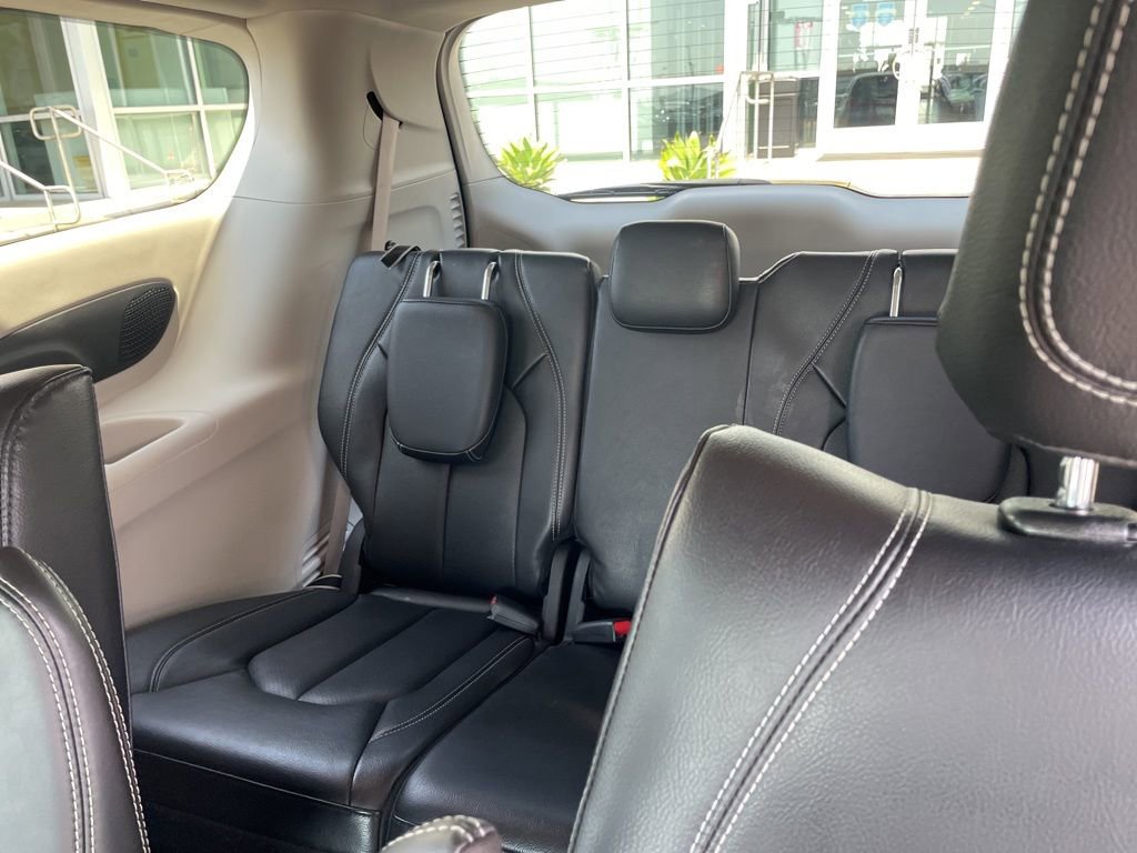Used 2022 Chrysler Pacifica Touring-L w/ Uconnect Theater Family Group image 17