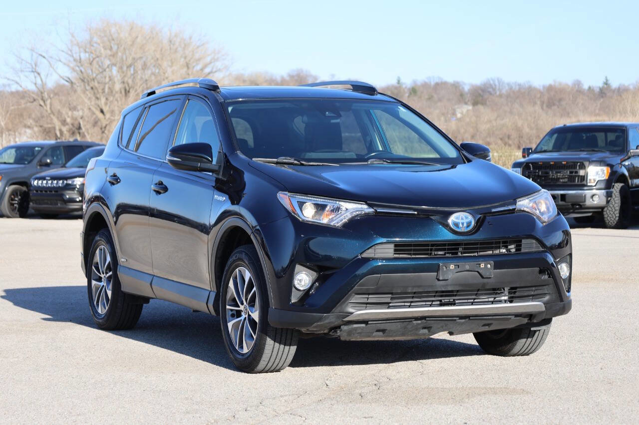 Used 2018 Toyota RAV4 XLE AWD/4WD image 4