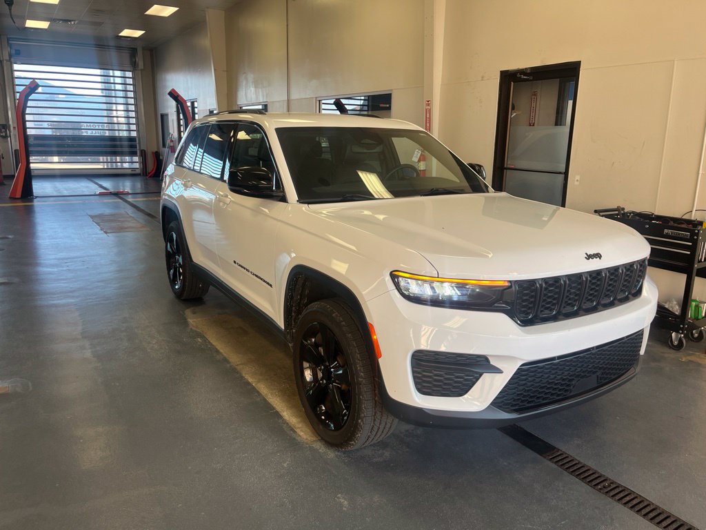 Used 2024 Jeep Grand Cherokee Altitude AWD/4WD image 1