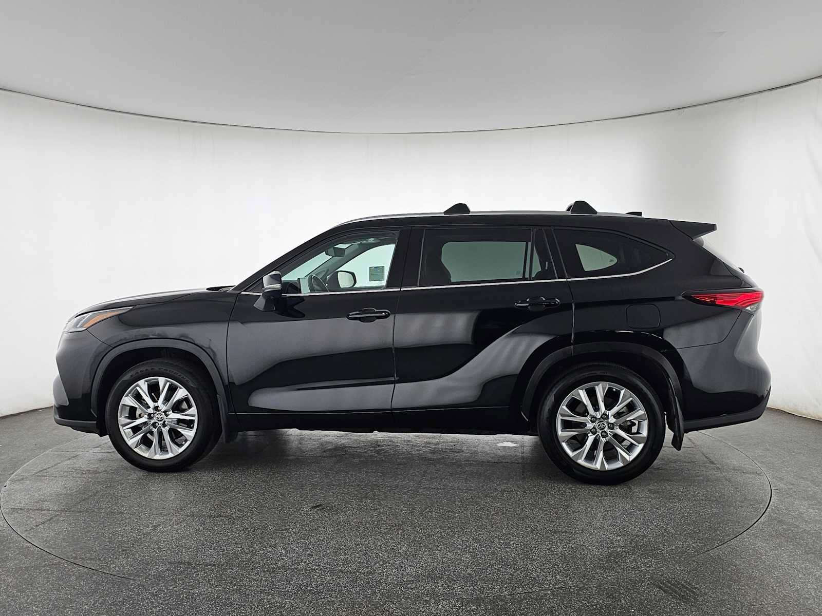 Used 2023 Toyota Highlander Limited FWD image 11