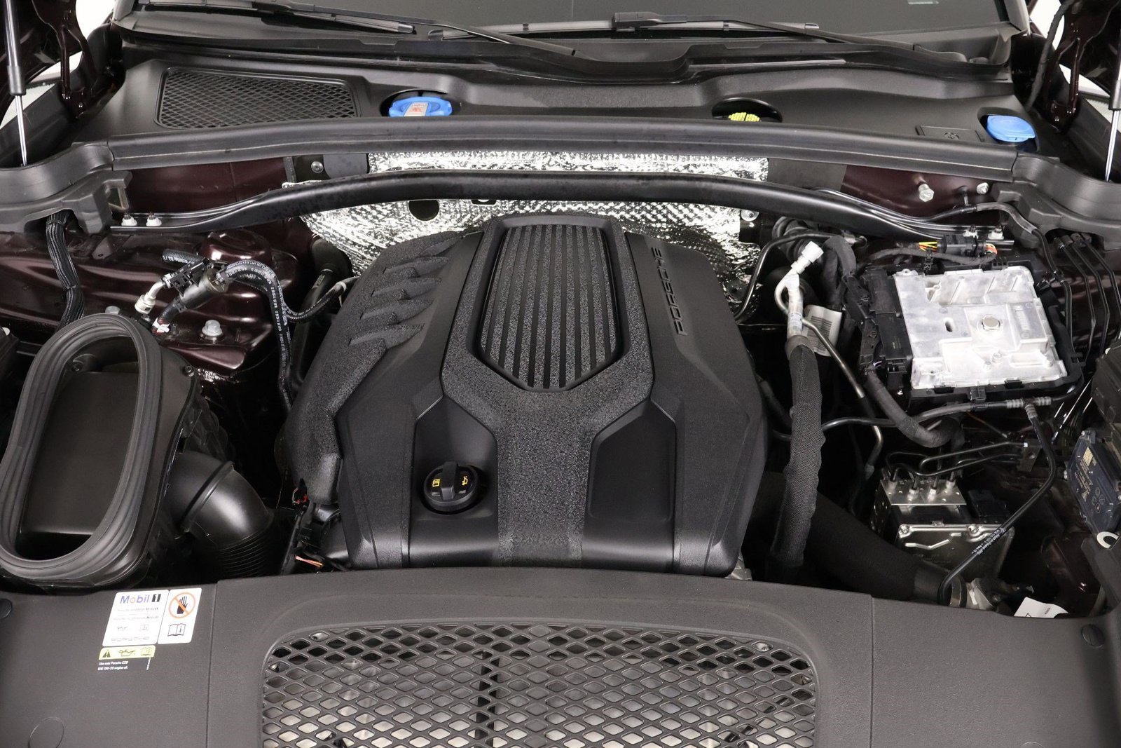 Certified 2023 Porsche Macan AWD/4WD image 26