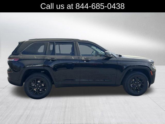 New 2026 Jeep Grand Cherokee Laredo image 4