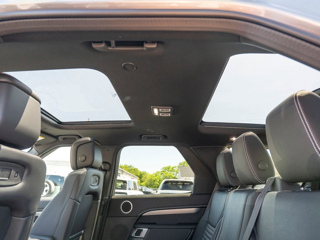 New 2025 Land Rover Discovery Dynamic SE image 21