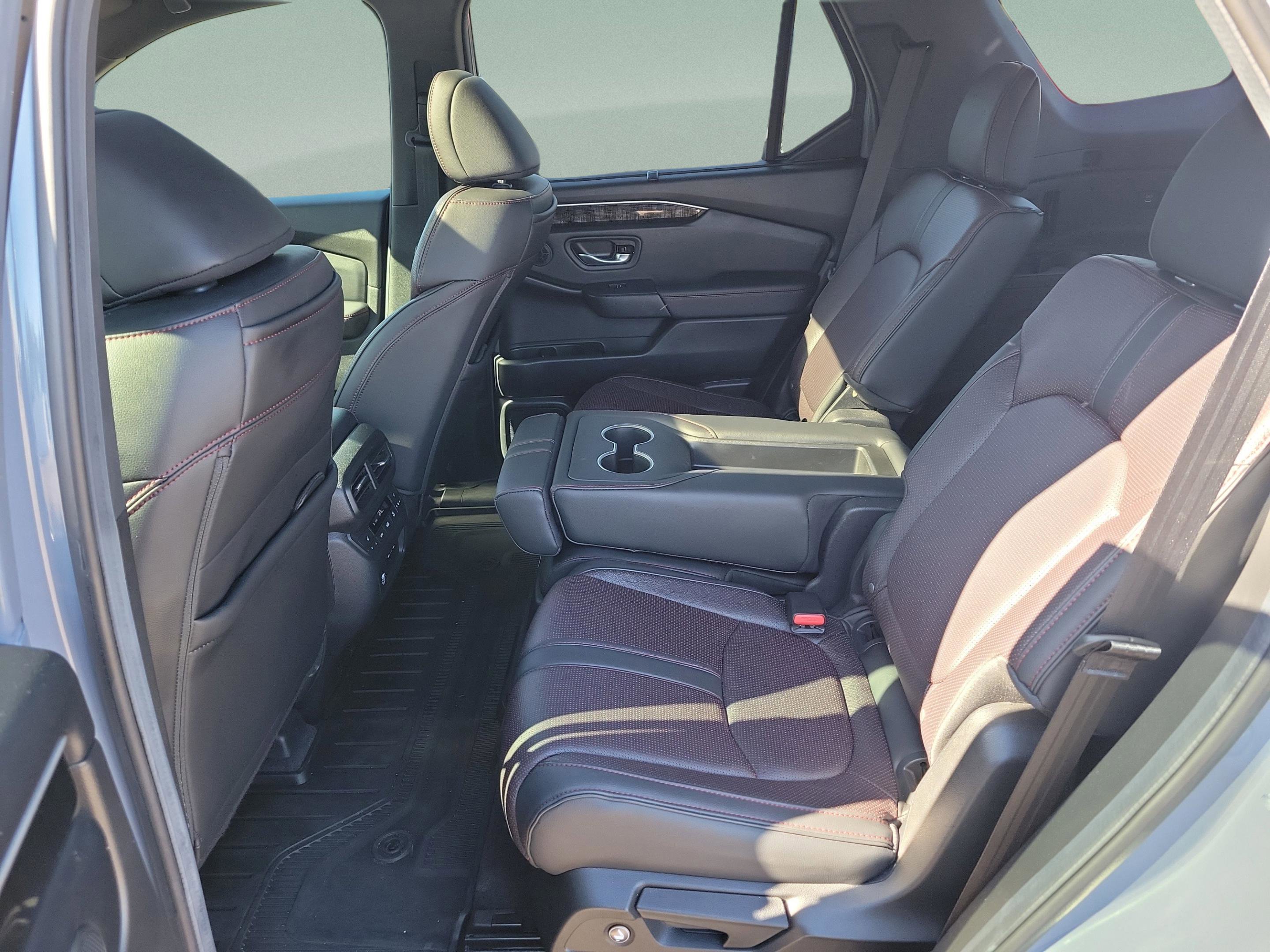 Certified 2025 Honda Pilot Black Edition image 7