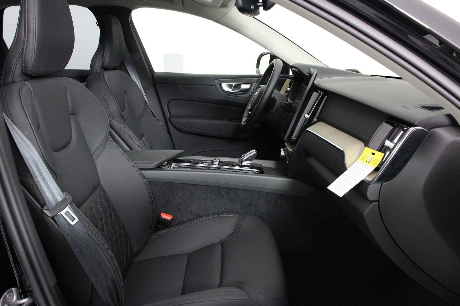 Certified 2026 Volvo XC60 B5 Plus AWD/4WD image 29