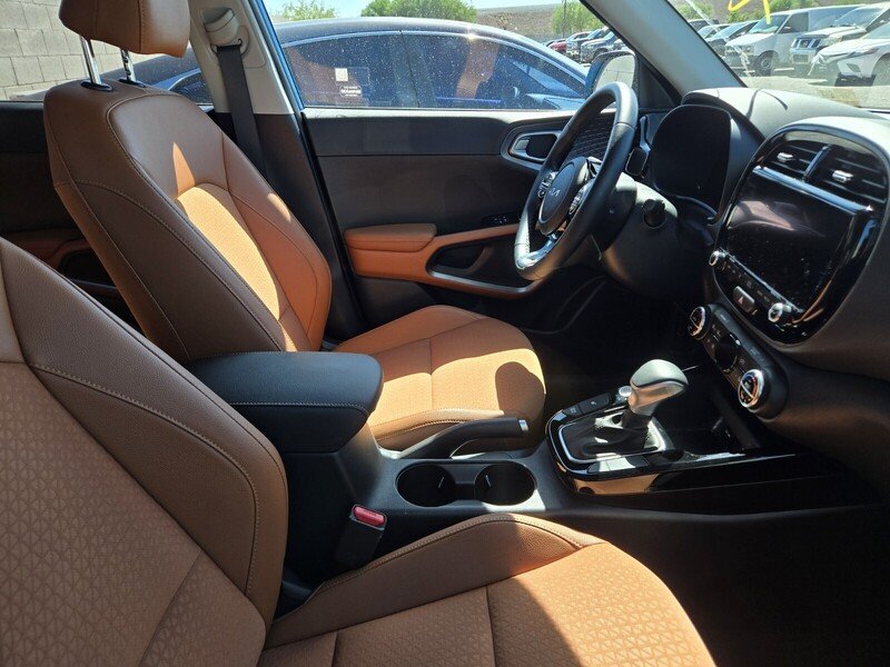 Certified 2025 Kia Soul EX FWD image 3