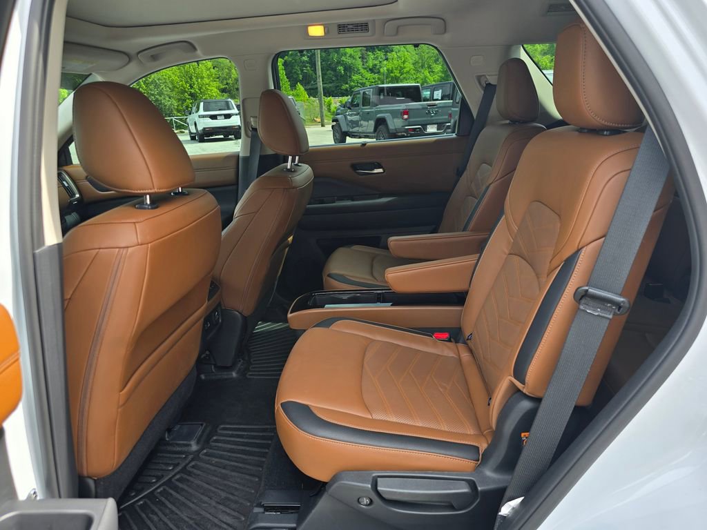 Used 2025 Nissan Pathfinder Platinum AWD/4WD image 10
