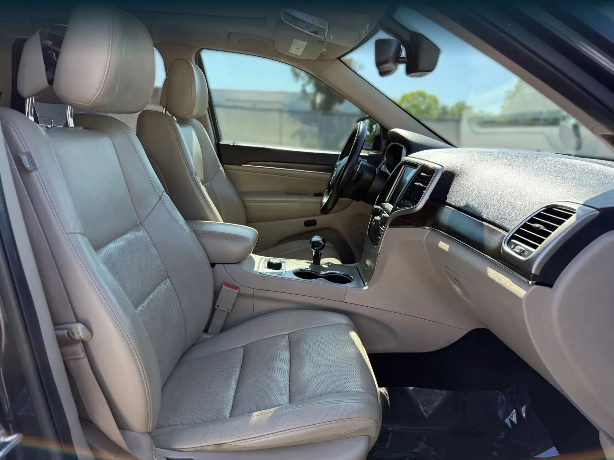 Used 2015 Jeep Grand Cherokee Limited w/ Luxury Group II AWD/4WD image 18