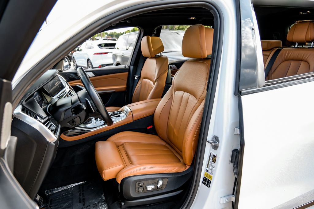 Used 2021 BMW X7 M50i w/ Executive Package image 36