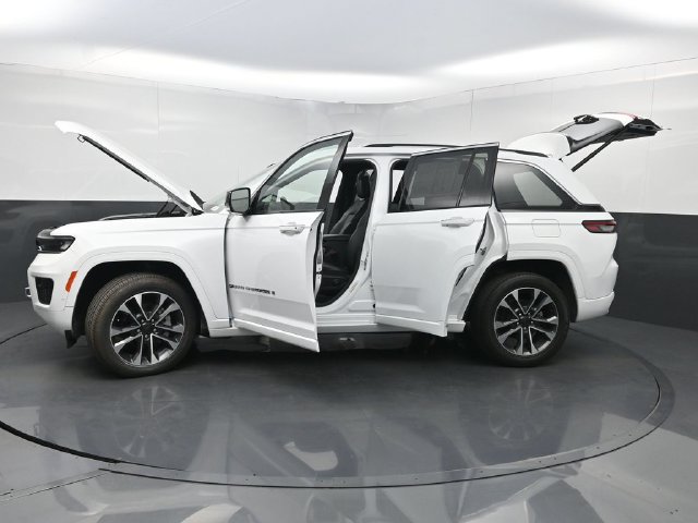 Used 2024 Jeep Grand Cherokee Overland w/ Trailer Tow Package AWD/4WD image 39