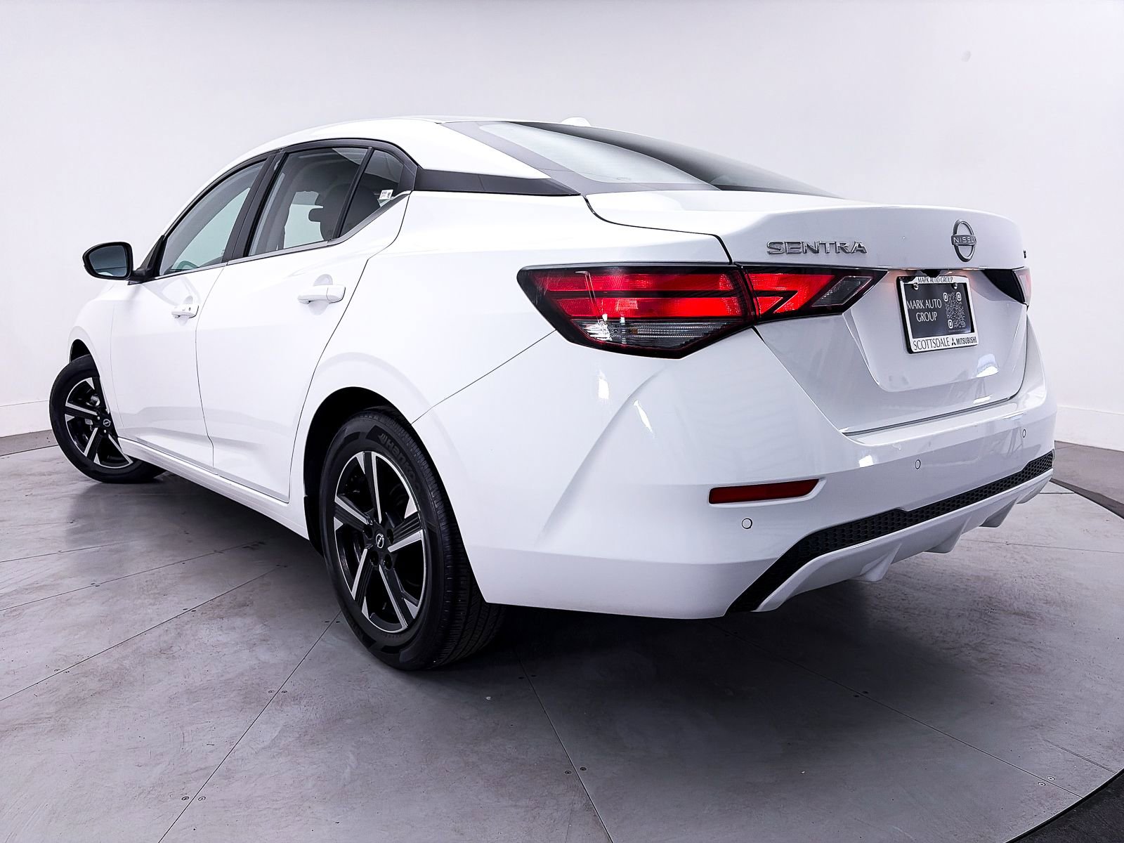 Used 2024 Nissan Sentra SV FWD image 2
