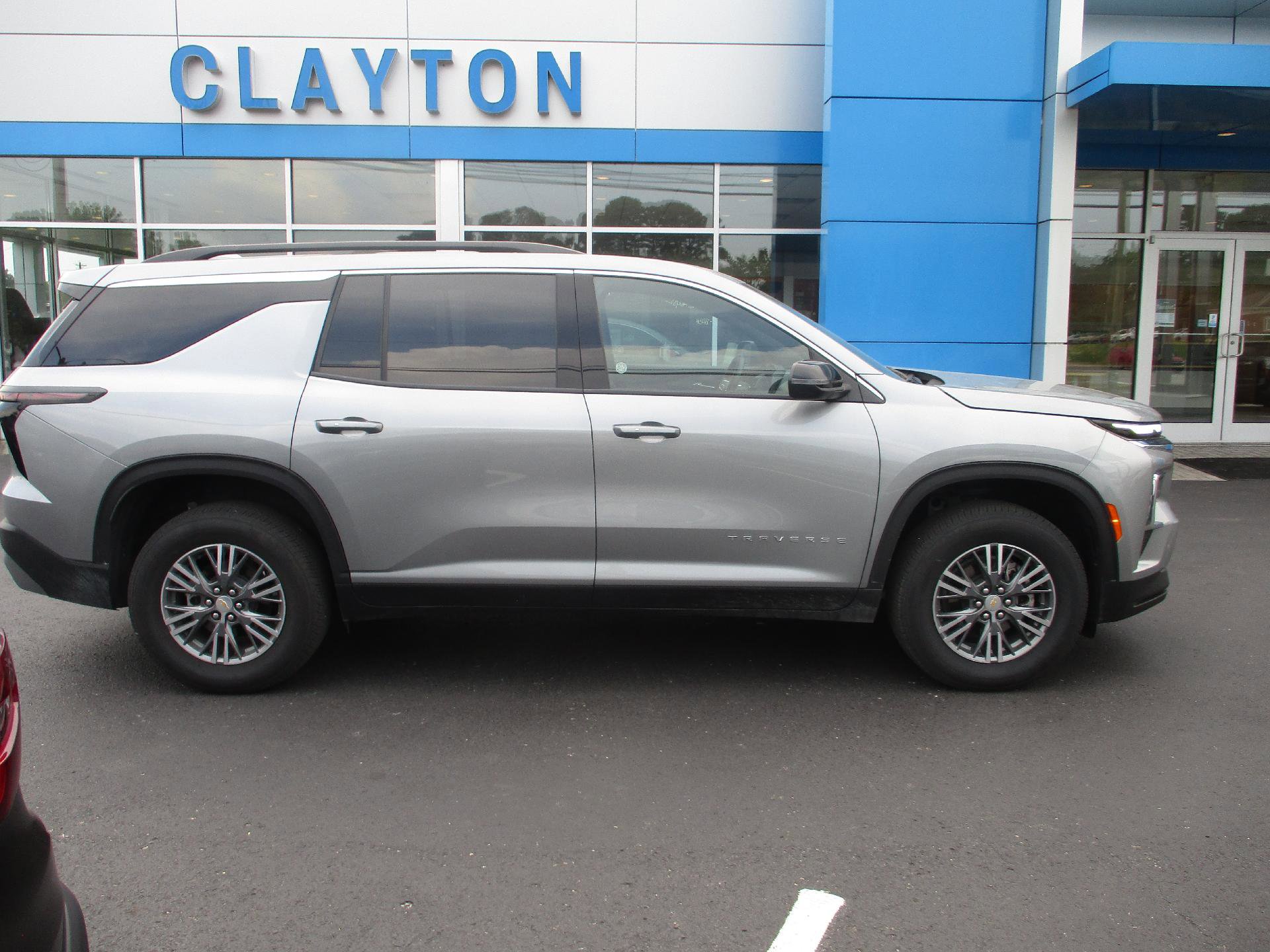 Used 2025 Chevrolet Traverse LT image 3