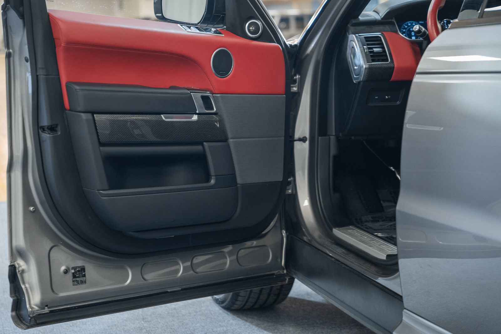 Used 2019 Land Rover Range Rover Sport SVR image 44