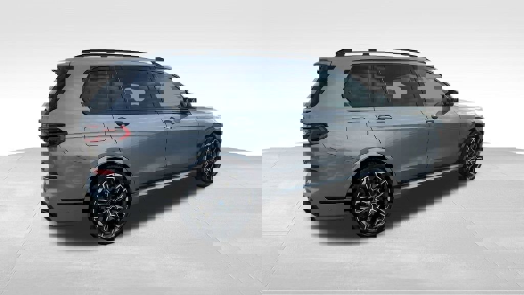 Used 2025 BMW X7 M60i image 9