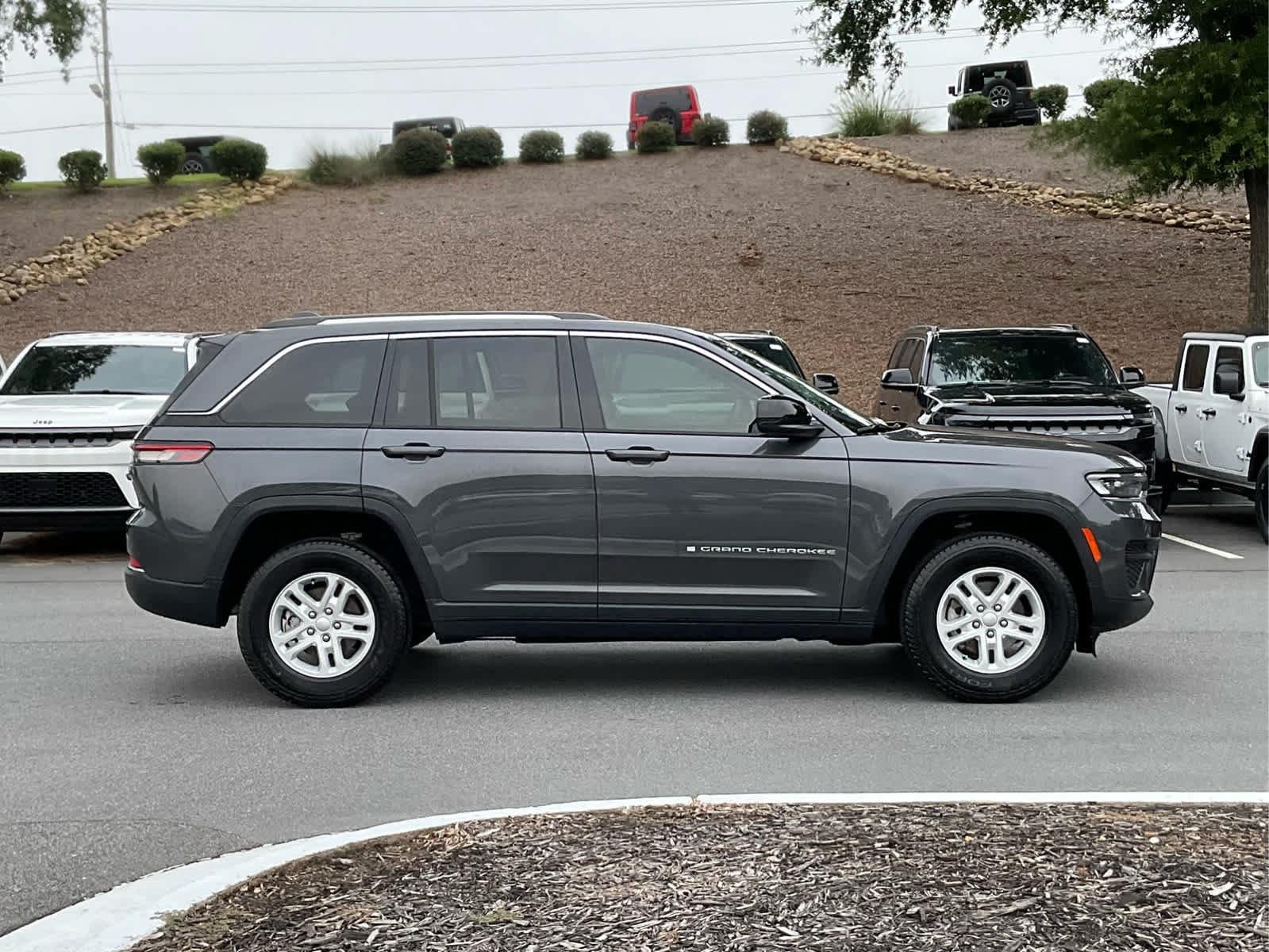 Used 2022 Jeep Grand Cherokee Laredo w/ Luxury Tech Group I RWD image 6