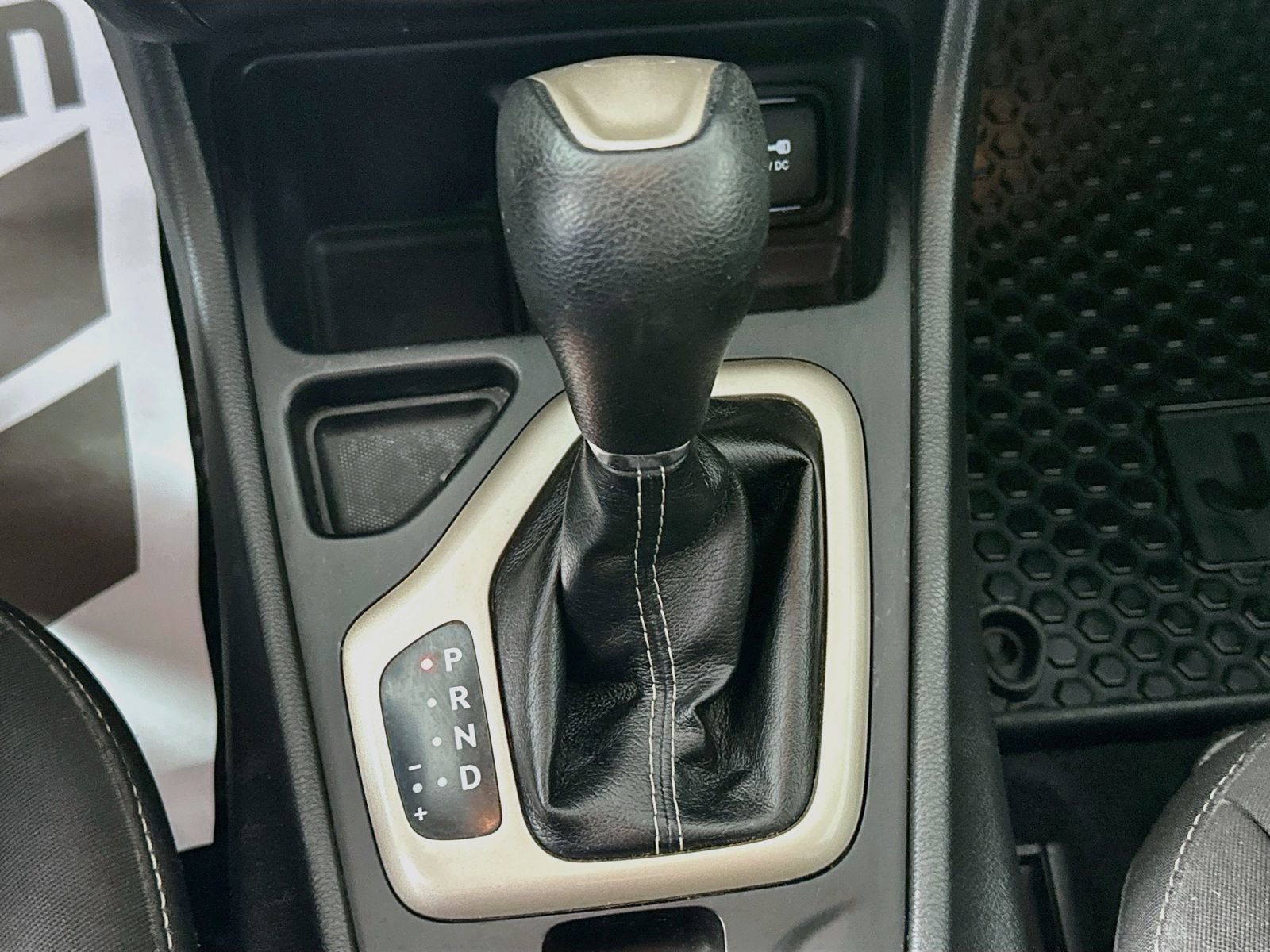 Used 2015 Jeep Cherokee Latitude w/ Cold Weather Group FWD image 16