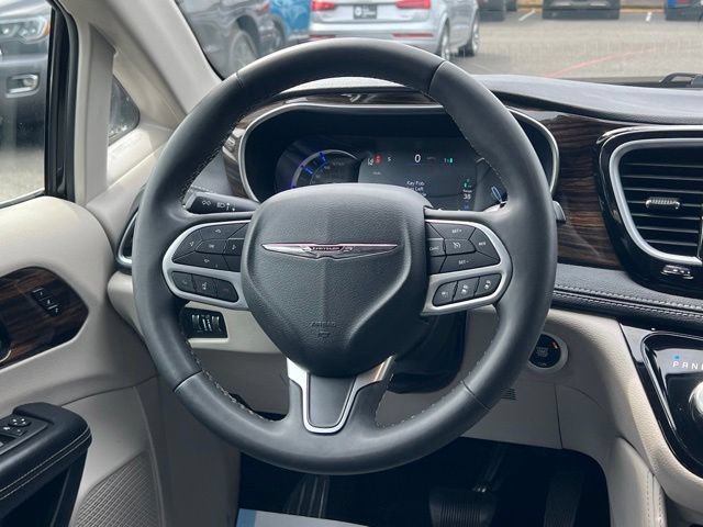 Used 2023 Chrysler Pacifica Limited FWD image 12