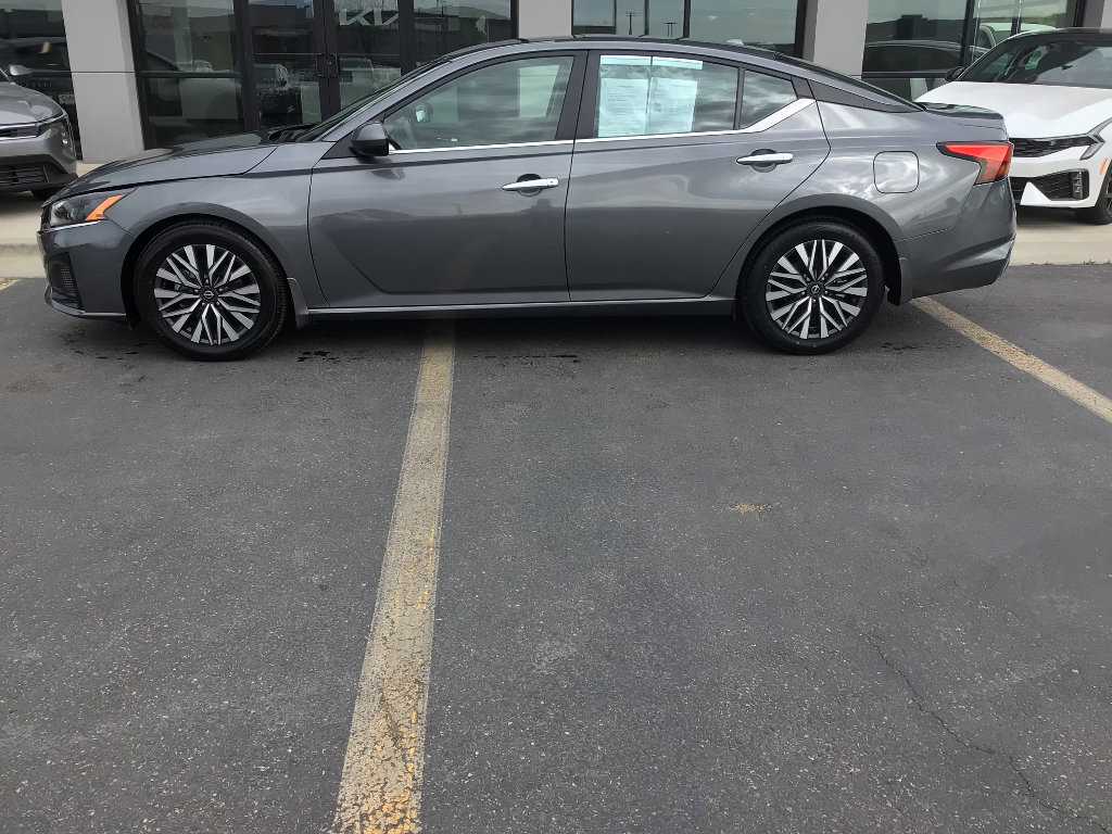 Used 2024 Nissan Altima 2.5 SV w/ SV Premium Package image 3