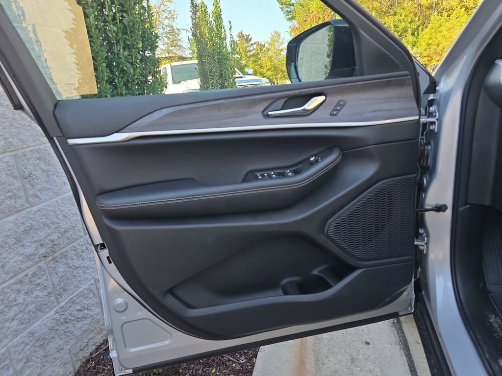 New 2025 Jeep Grand Cherokee Limited w/ Black Appearance Package image 28