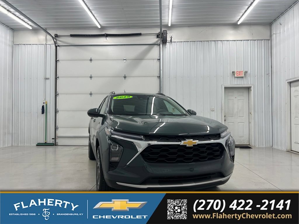 Used 2025 Chevrolet Trax LT FWD image 1