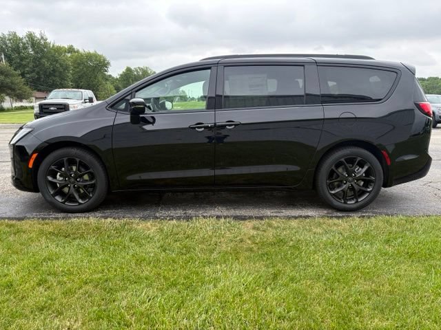 New 2027 Chrysler Pacifica Limited FWD image 14