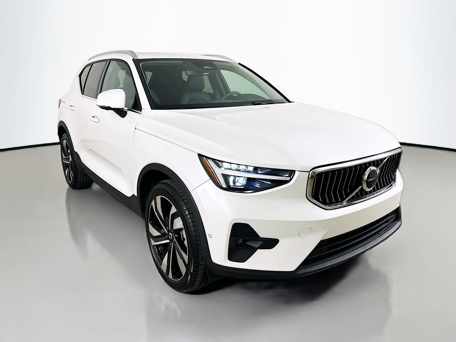 Used 2024 Volvo XC40 B5 Plus w/ Climate Package AWD/4WD image 3