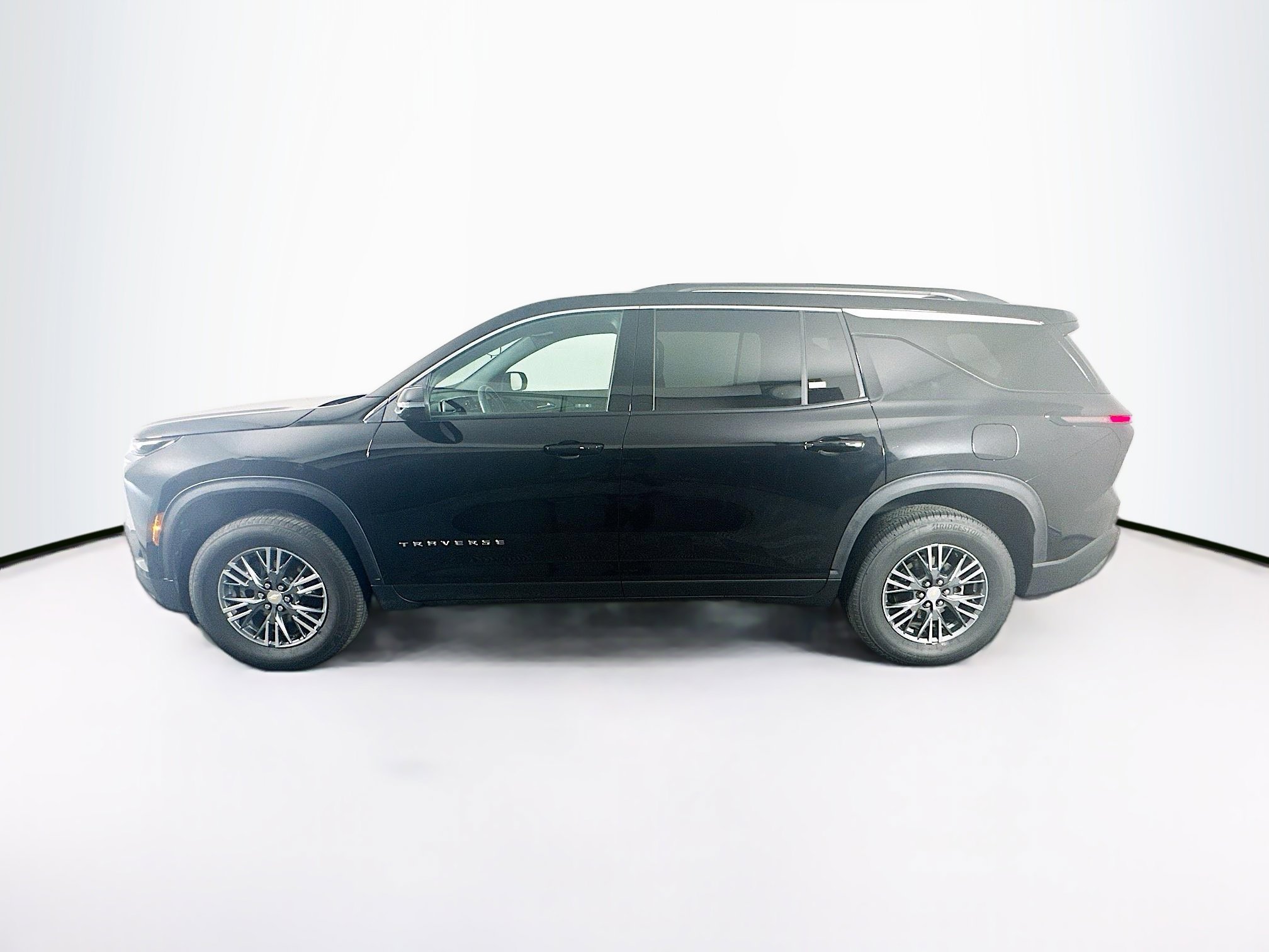 Used 2025 Chevrolet Traverse LT image 4