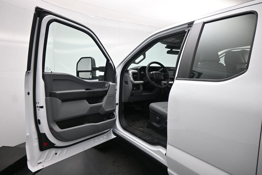 New 2026 Ford F250 XL w/ XL Chrome Package RWD image 8