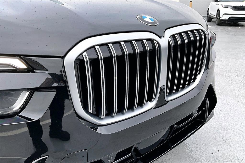 Used 2024 BMW X7 xDrive40i w/ Parking Assistance Package image 32