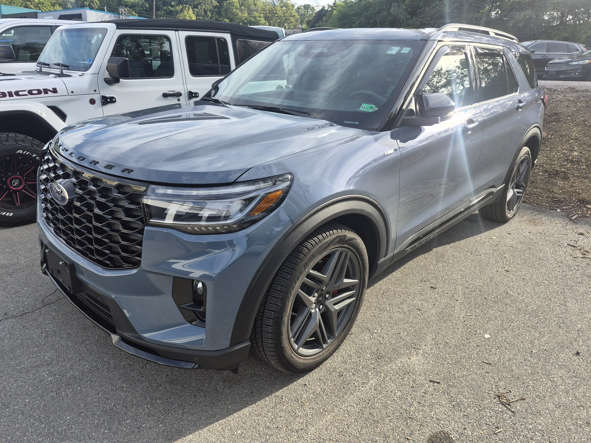 Used 2025 Ford Explorer ST-Line w/ Premium Package AWD/4WD image 2