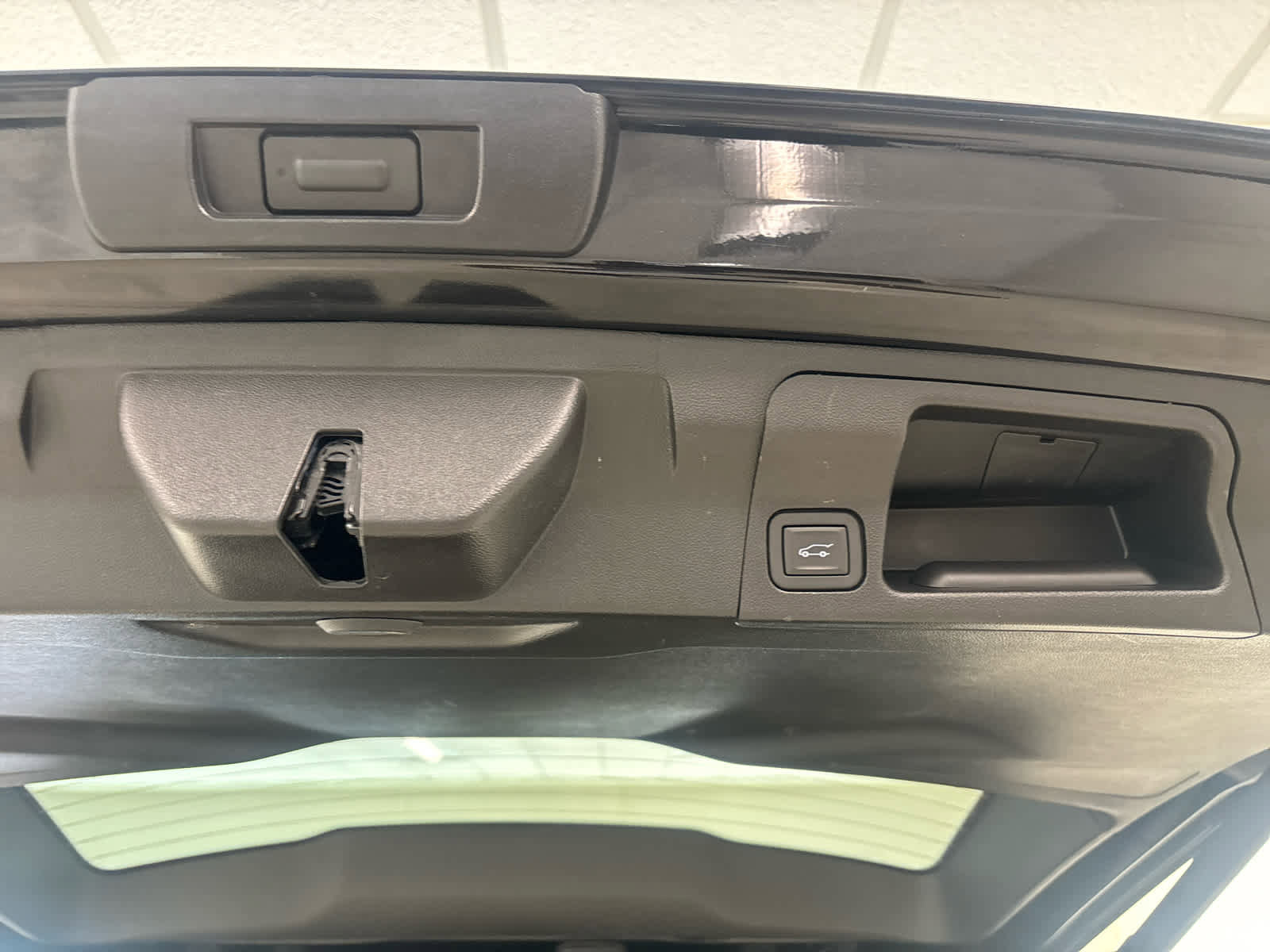 Used 2023 GMC Acadia SLE w/ Driver Convenience Package image 16