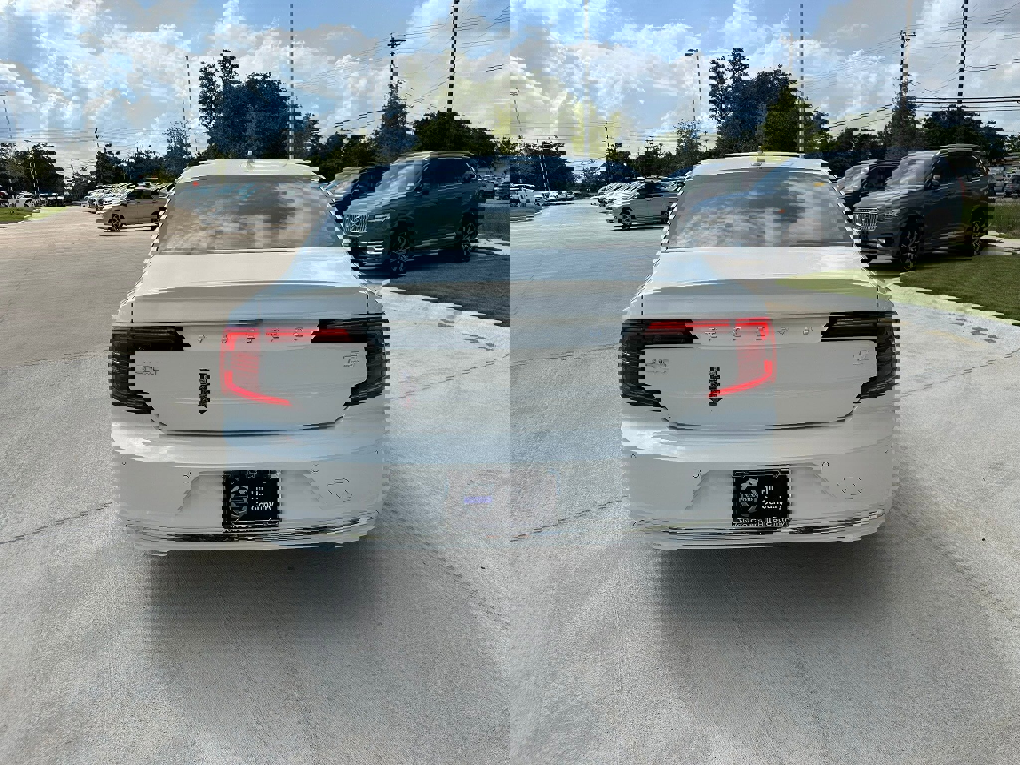 Certified 2024 Volvo S90 T8 Ultimate w/ Lounge Package image 5