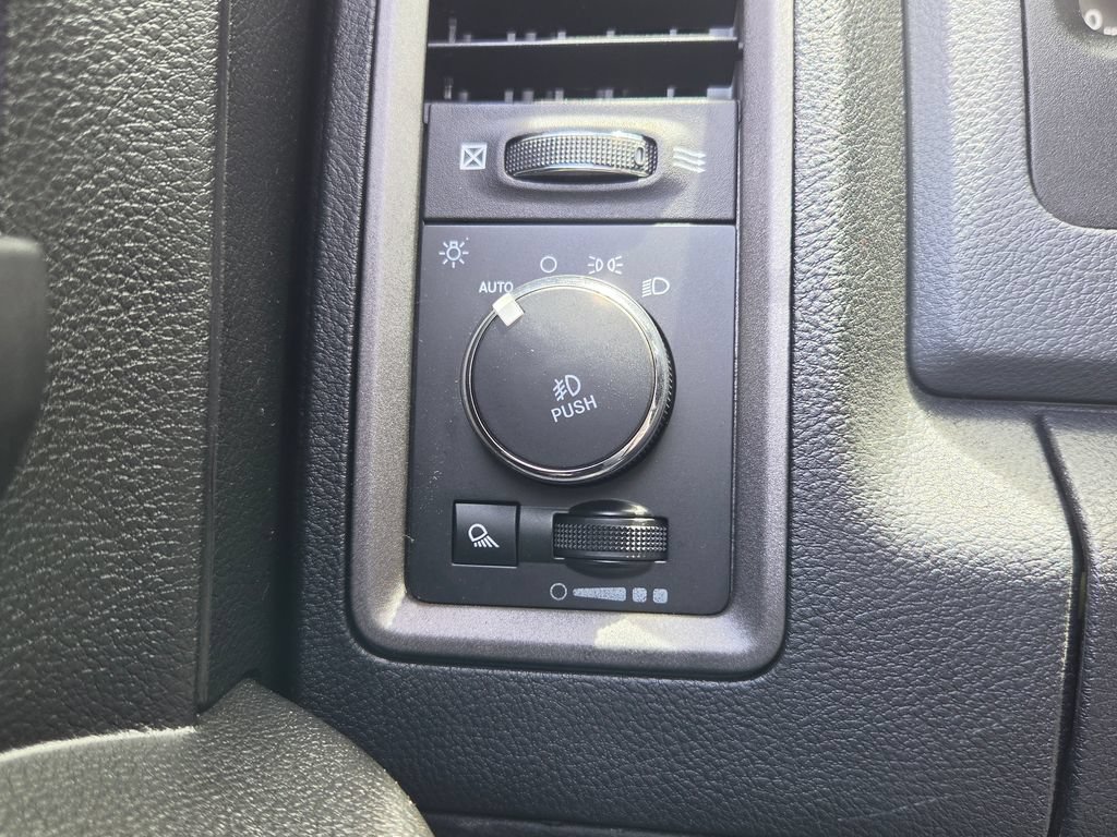 Used 2018 RAM 1500 Express AWD/4WD image 31