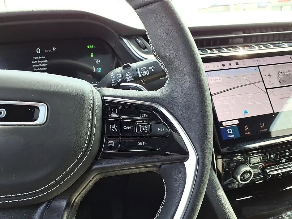 Used 2022 Jeep Grand Cherokee Overland w/ Luxury Tech Group IV image 28