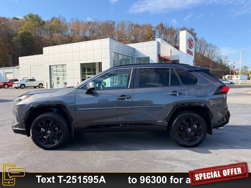 Used 2024 Toyota RAV4 SE w/ Convenience Package image 8