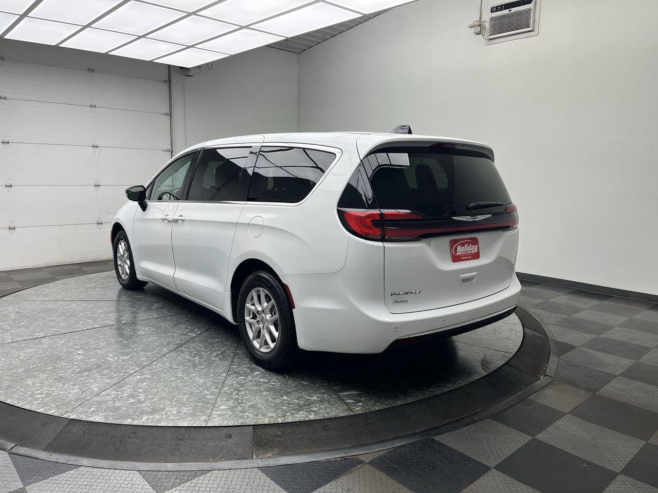 Used 2024 Chrysler Pacifica Touring-L FWD image 2